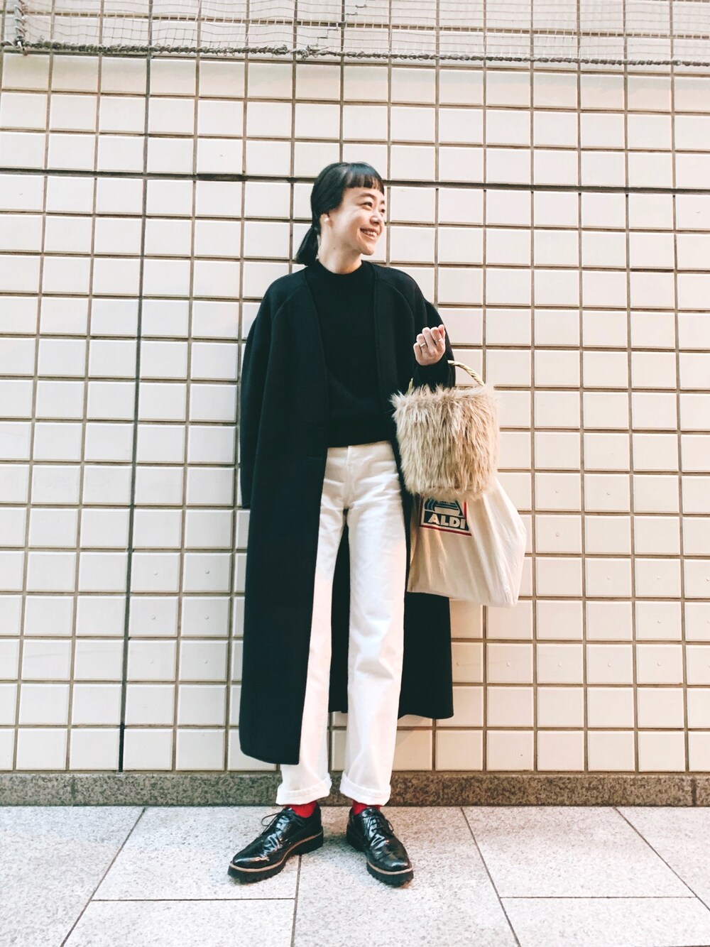 「ホワイトデニム、白デニム、黒ニット、シンプル、モノトーン、オトナ女子、パールアクセ、ファーバッグ、レースアップシューズ、赤い靴下」｜「UNITED ARROWSのUWSC フォックス クルーネック ニット†（ニット/セーター、ブラック系）」を使った、Kanocoさん（レディース・170cm）の冬コーディネートの1枚目の写真