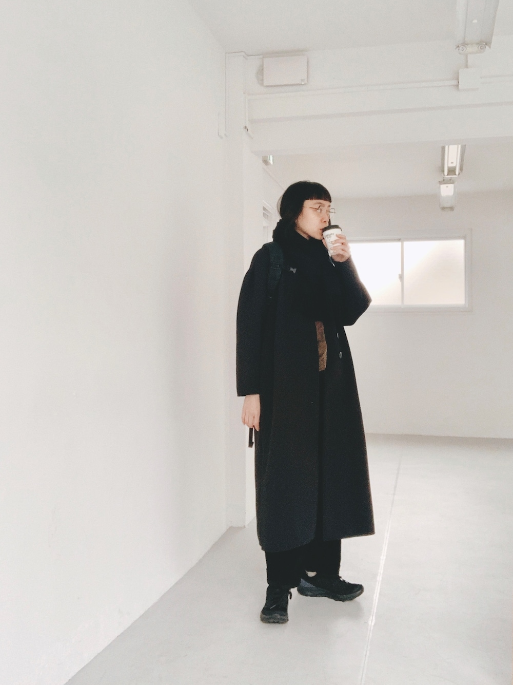 「大人カジュアル、オトナ女子、冬、カジュアルコーデ、出張、リュック、バックパック、スニーカー、オーバーオール、サロペット」｜「Johnbull Private laboのジャージーノーカラーコート（その他アウター、ブラック系）」を使った、Kanocoさん（レディース・170cm）の冬コーディネートの1枚目の写真