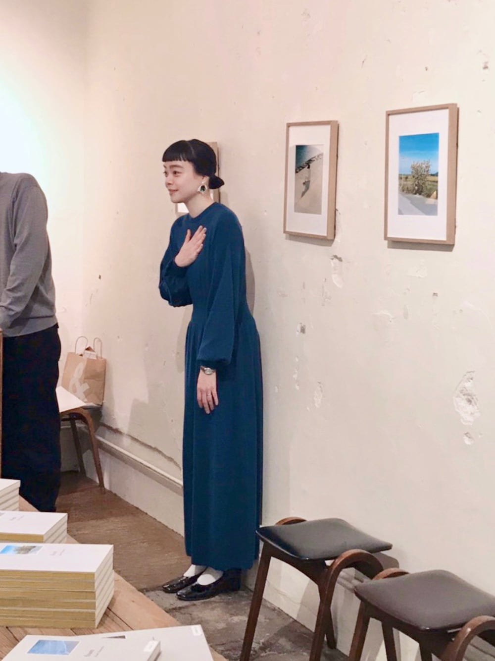 「シンプル、キレイめ、ロングワンピース、マキシ丈ワンピース、ニットワンピース、シンプルコーデ、イヤリング、白靴下、白ソックス、RIM.ARK」｜「RIM.ARKのUnbalance soft knit OP（ワンピース、ブルー系）」を使った、Kanocoさん（レディース・170cm）の冬コーディネートの1枚目の写真
