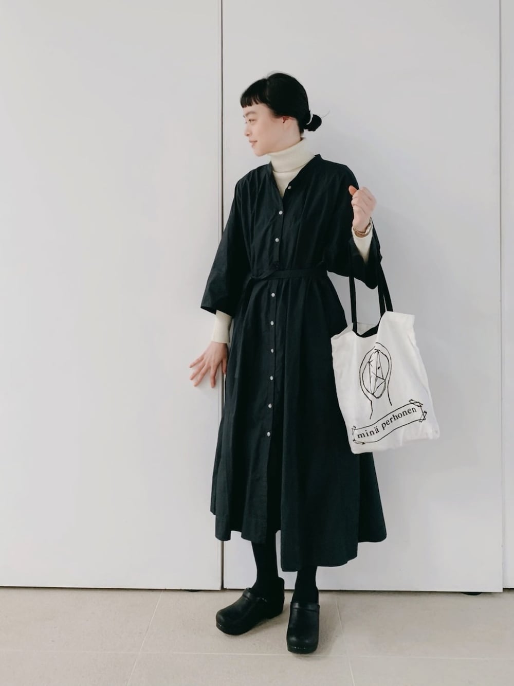 「シンプルコーデ、きれいめカジュアル、オトナ女子、黒ワンピ、シンプル、モノトーン、タートルネック、UNIQLO、ユニクロ、雨の日コーデ」｜「LOWRYS FARMの１２Ｇリブタートル　857132（ニット/セーター、ホワイト系）」を使った、Kanocoさん（レディース・170cm）の春コーディネートの1枚目の写真