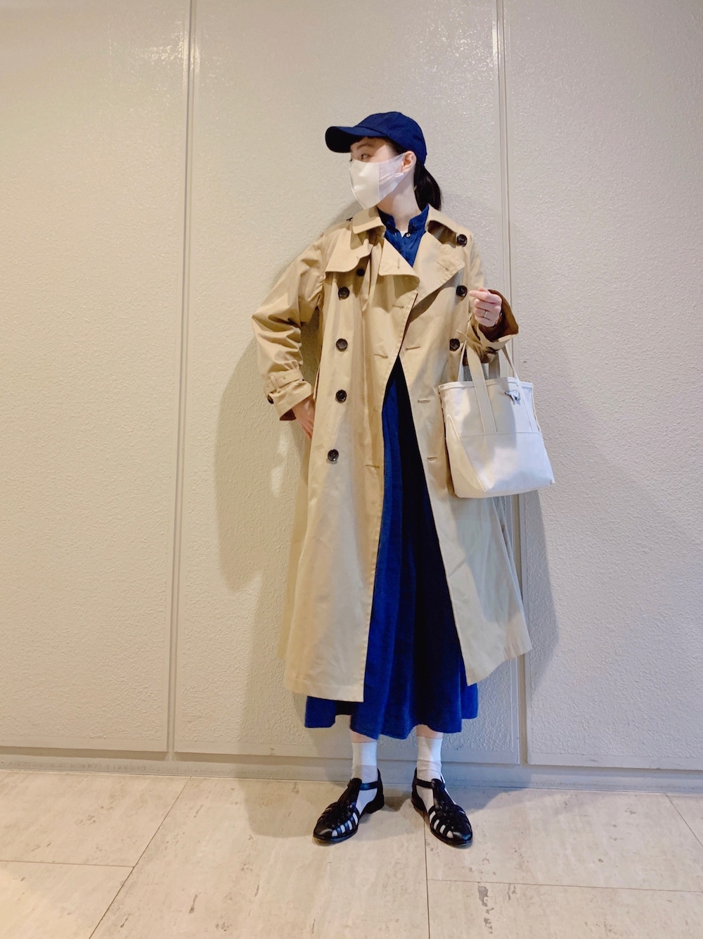 「休日コーデ、ビッグシルエット、キャップ、ロングワンピース、マキシ丈ワンピース、ソックス、ラメソックス、トレンチコート、シンプル、l.l.bean」｜「BEAUTY&YOUTH UNITED ARROWSのBY ワッシャースタンドカラーギャザーワンピース о（ワンピース、ブルー系）」を使った、Kanocoさん（レディース・170cm）の春コーディネートの1枚目の写真