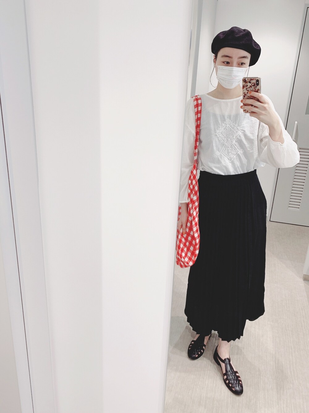 「シンプル、モノトーン、エコバッグ、モノトーンコーデ、リネンスカート、プリーツスカート、ベレー帽、黒スカート、白ブラウス、SM2」｜「unfilの【unfil】ミラノリブ コットンニットベレー（ハンチング/ベレー帽、ブラック系）」を使った、Kanocoさん（レディース・170cm）の春コーディネートの1枚目の写真