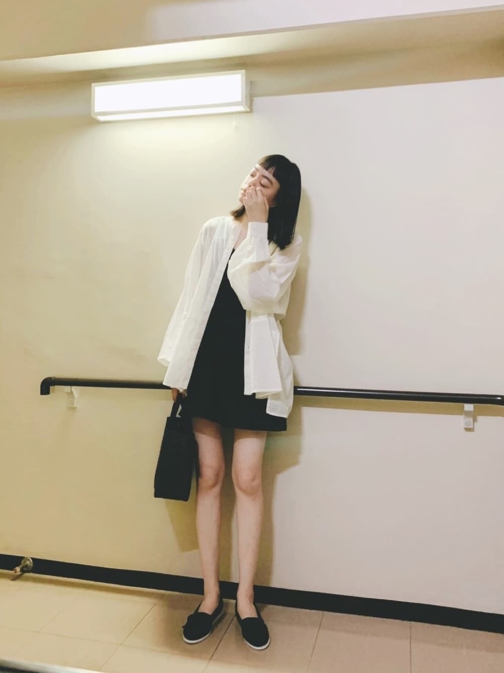 「きれいめカジュアル、ミネトンカ、白シャツ、短パン、シャツスタイル、モノトーン、カジュアル、大人カジュアル、シンプル、シンプルコーデ」｜「BIWACOTTONのアイテム（タンクトップ、ブラック系）」を使った、Kanocoさん（レディース・170cm）の春コーディネートの1枚目の写真