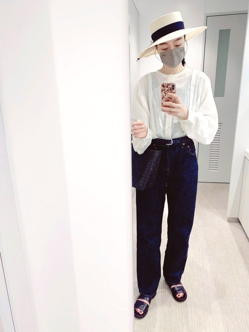 「きれいめカジュアル、カジュアル、大人女子、シンプル、麦わら帽子、白シャツ、白シャツ×デニム、mina perhonen、デニム、オトナカジュアル」｜「mina perhonenのアイテム（帽子、ベージュ系）」を使った、Kanocoさん（レディース・170cm）の春コーディネートの1枚目の写真