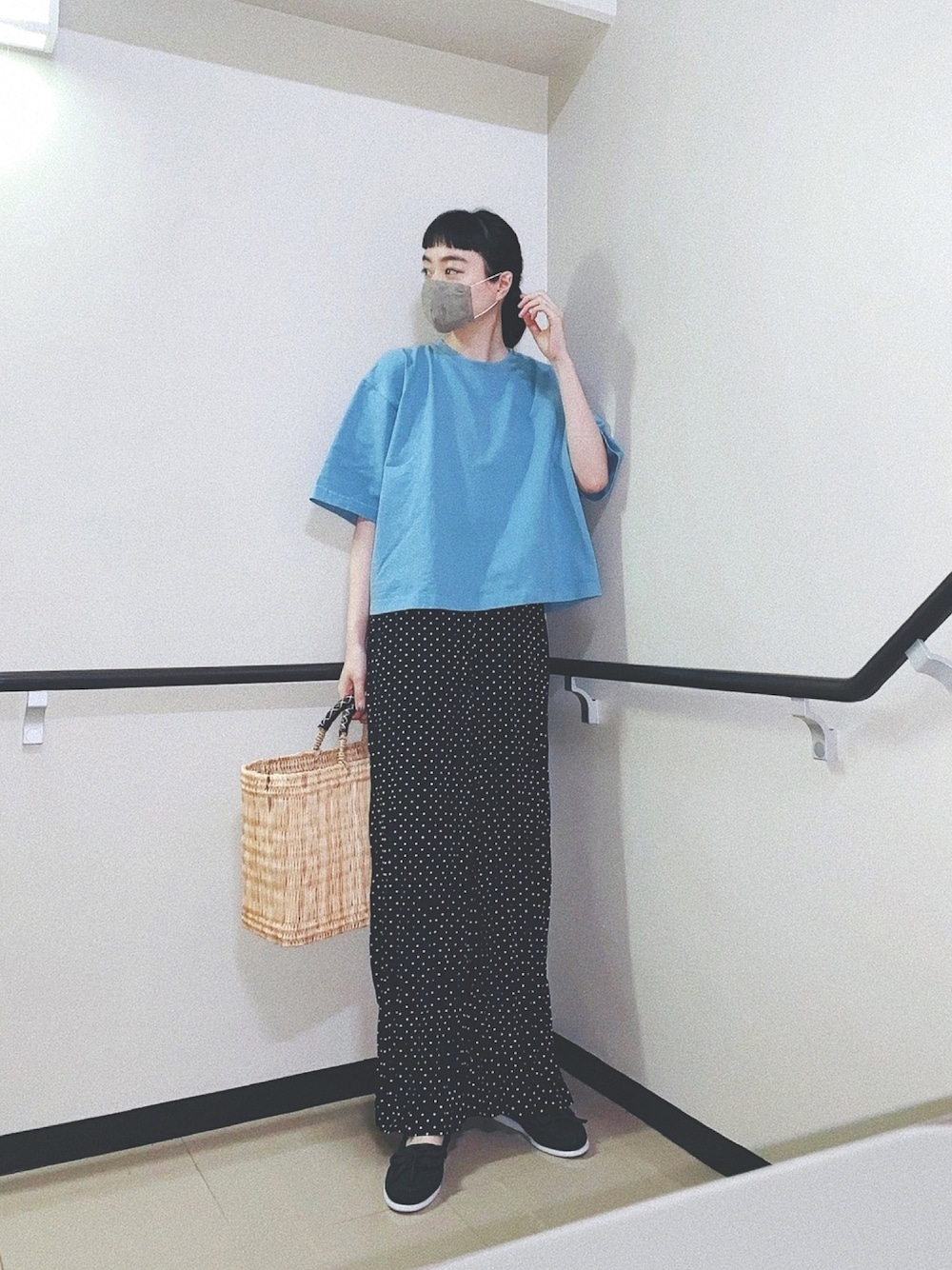 「カジュアル、シンプル、CAMBER、Tシャツ、水玉、ドット、ドットパンツ、ミネトンカ、minnetonka、かごバッグ」｜「CAMBERの【CAMBER】 MAX WEIGHT Crew Kneck T short（Tシャツ/カットソー、ブルー系）」を使った、Kanocoさん（レディース・170cm）の夏コーディネートの1枚目の写真