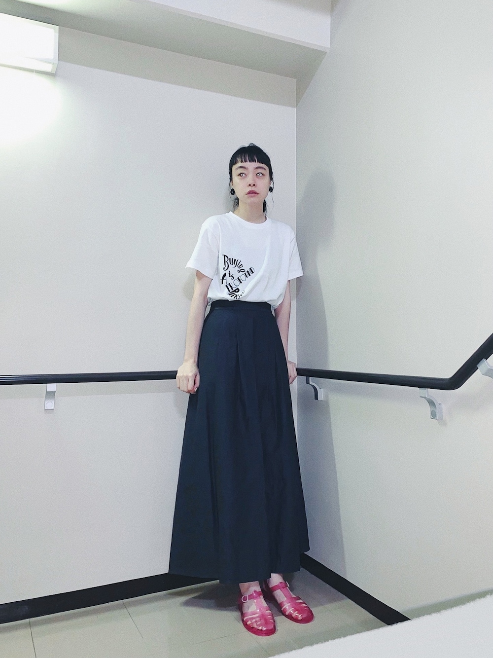 「シンプル、モノトーン、Melissa、ロングスカート、ティーシャツ、白Tシャツ、きれいめカジュアル、カジュアル、サンダル、オトナカジュアル」｜「designsixのアイテム（イヤリング、ブラック系）」を使った、Kanocoさん（レディース・170cm）の夏コーディネートの1枚目の写真