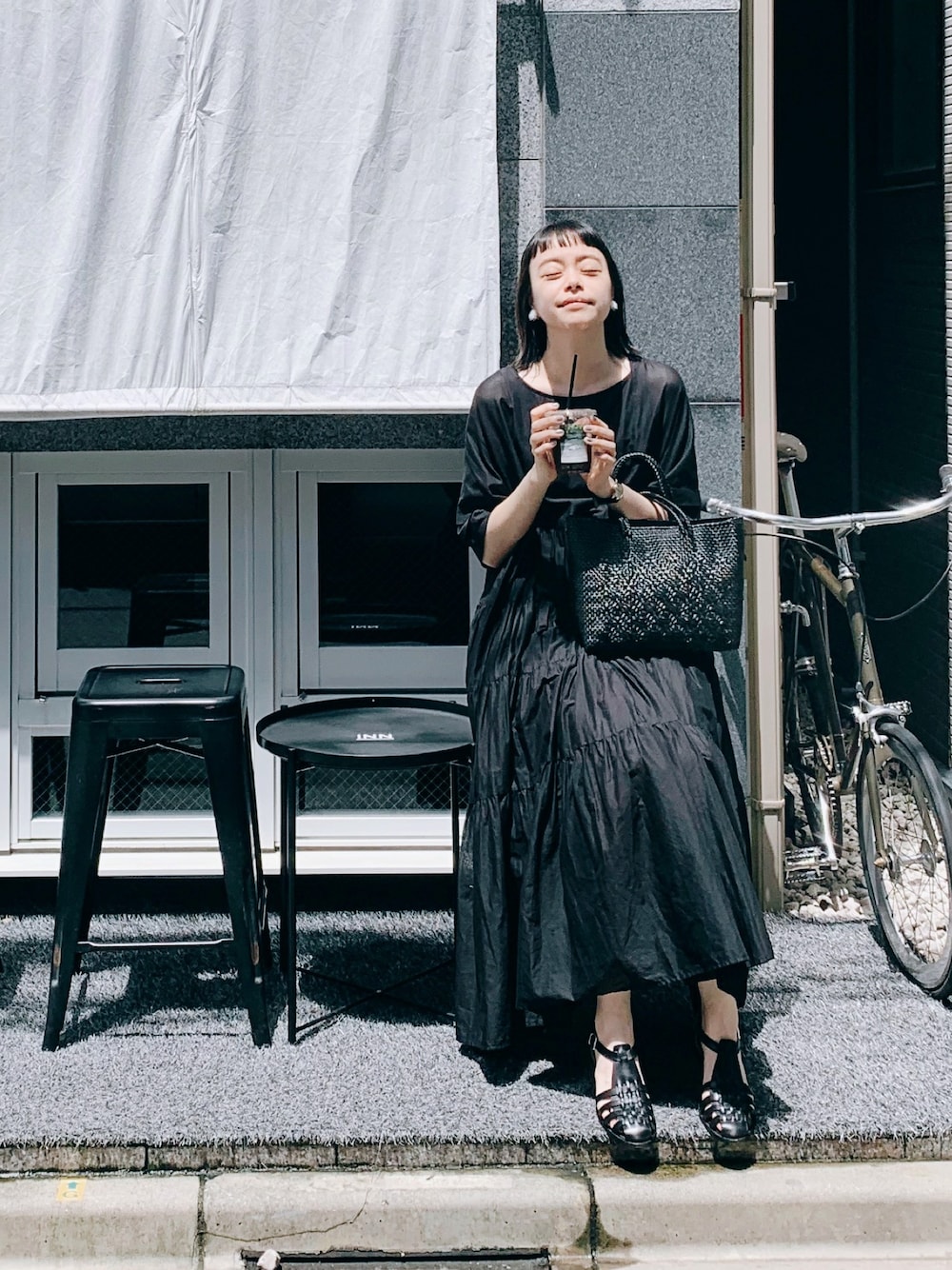 「大人ガーリー、ティアード、モノトーン、ワントーンコーデ、オールブラック、ナチュラル、pualcecin、イヤリング、ワンピース、ロングワンピース」｜「designsixのアイテム（イヤリング、ホワイト系）」を使った、Kanocoさん（レディース・170cm）の夏コーディネートの1枚目の写真