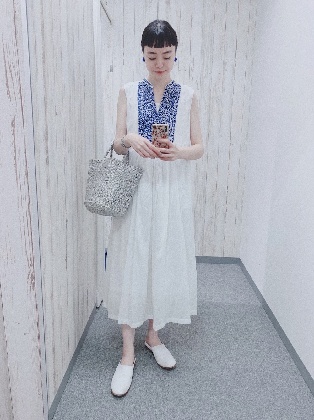 「夏、オトナ女子、白ワンピース、刺繍、ロングワンピース、夏コーデ、ノースリーブ、高身長女子、シンプル、シルバーバッグ」｜「designsixのアイテム（イヤリング、ブルー系）」を使った、Kanocoさん（レディース・170cm）の夏コーディネートの1枚目の写真
