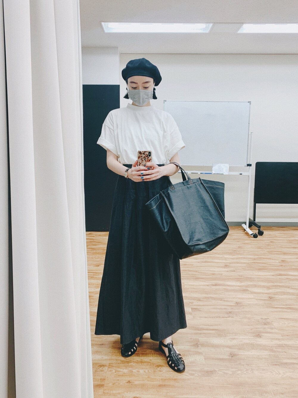 「シンプルコーデ、モノトーン、秋カラー、白Tシャツ、ロングスカート、pualcecin、シンプル、モノトーンコーデ、ビッグT、ベレー帽」｜「unfilの【unfil】ミラノリブ コットンニットベレー（ハンチング/ベレー帽、ブラック系）」を使った、Kanocoさん（レディース・170cm）の夏コーディネートの1枚目の写真