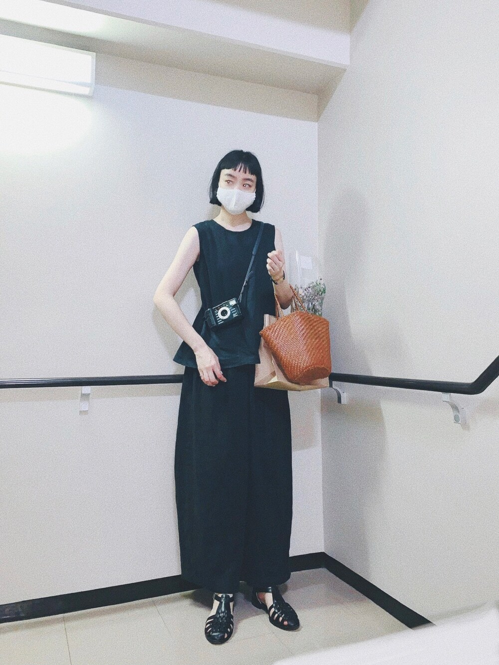 グレー系のシャツ/ブラウス、ブラック系のその他パンツ、ブラウン系のトートバッグを着用したレディースの秋コーディネートの1枚目の写真