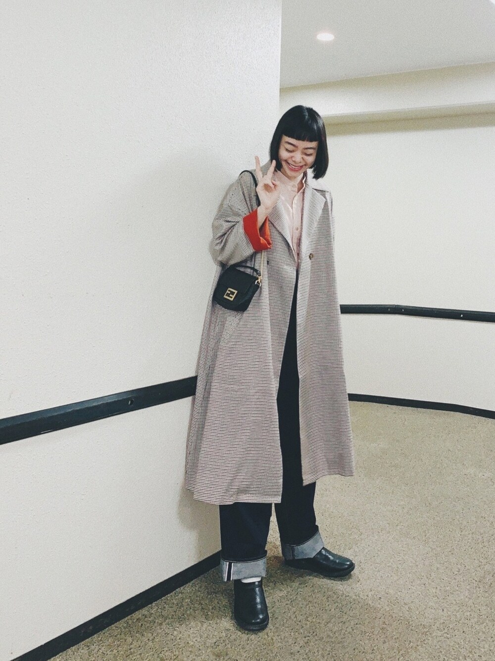 「ラブアンドピース2020、秋コーデ、コート、シンプル、シャツスタイル、シャツ×デニム、革靴、haco!、Moonstar、FENDI」｜「haco!の【スザンヌさんコラボ】シンプルコーデもこれさえあれば華やぐ！チラ見せ配色がポイントのチェックウエストリボンコート　by LOVE&PEACE PROJECT（その他アウター、ブラウン系）」を使った、Kanocoさん（レディース・170cm）の秋コーディネートの1枚目の写真