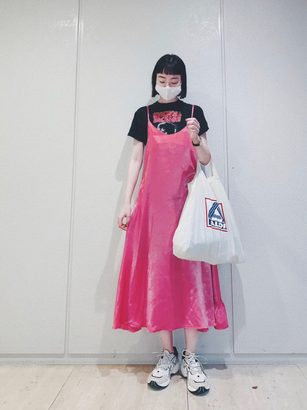 「秋のコーデ、キャミワンピ、ピンク、ワンピース、古着、古着MIX、Tシャツ、スニーカー、ワンピース×スニーカー、asics」｜「古着のアイテム（Tシャツ/カットソー、ブラック系）」を使った、Kanocoさん（レディース・170cm）の秋コーディネートの1枚目の写真