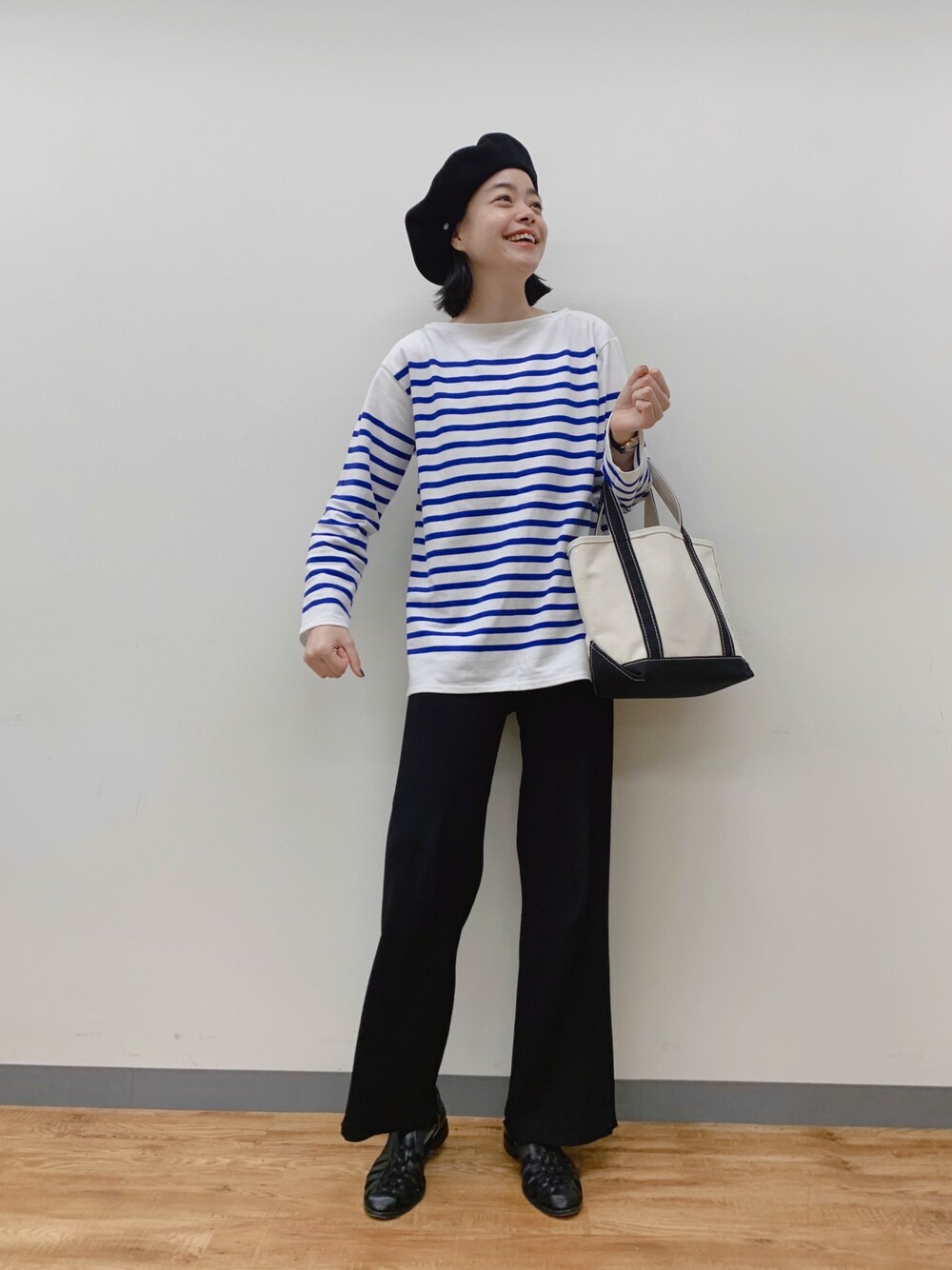 ホワイト系のTシャツ/カットソー、ブラック系のパンツ、ブラック系のサンダルを着用したレディースの秋コーディネートの1枚目の写真