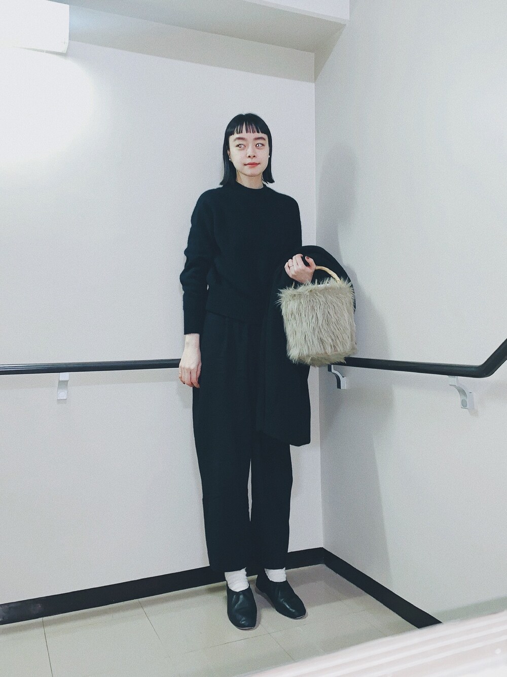 「シンプル、ナチュラル、オールブラック、ブラック、ワントーンコーデ、ニット、ウールパンツ、バレエシューズ、きれいめカジュアル、ファーバッグ」｜「shuoのアイテム（イヤリング、ホワイト系）」を使った、Kanocoさん（レディース・170cm）の秋コーディネートの1枚目の写真
