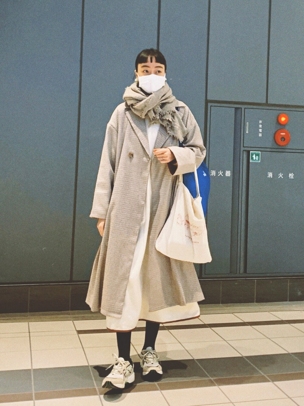 「カジュアル、ベージュ、ベージュコーデ、シンプル、チェックコート、ワンピース、大人カジュアル、ワンピース×スニーカー、ロングコート、ナチュラル」｜「designsixのアイテム（イヤリング、ベージュ系）」を使った、Kanocoさん（レディース・170cm）の秋コーディネートの1枚目の写真