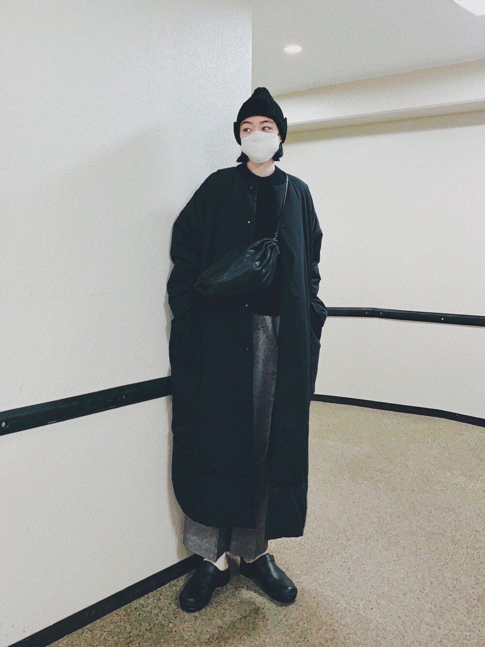 「ワントーンコーデ、ロングコート、ウールパンツ、シンプル、ニット帽、黒、アウター、Steven Alan、pualcecin、marimekko」｜「Ray BEAMSのRay BEAMS / イヤー フラップ リブ キャップ（ニットキャップ/ビーニー、ブラック系）」を使った、Kanocoさん（レディース・170cm）の冬コーディネートの1枚目の写真