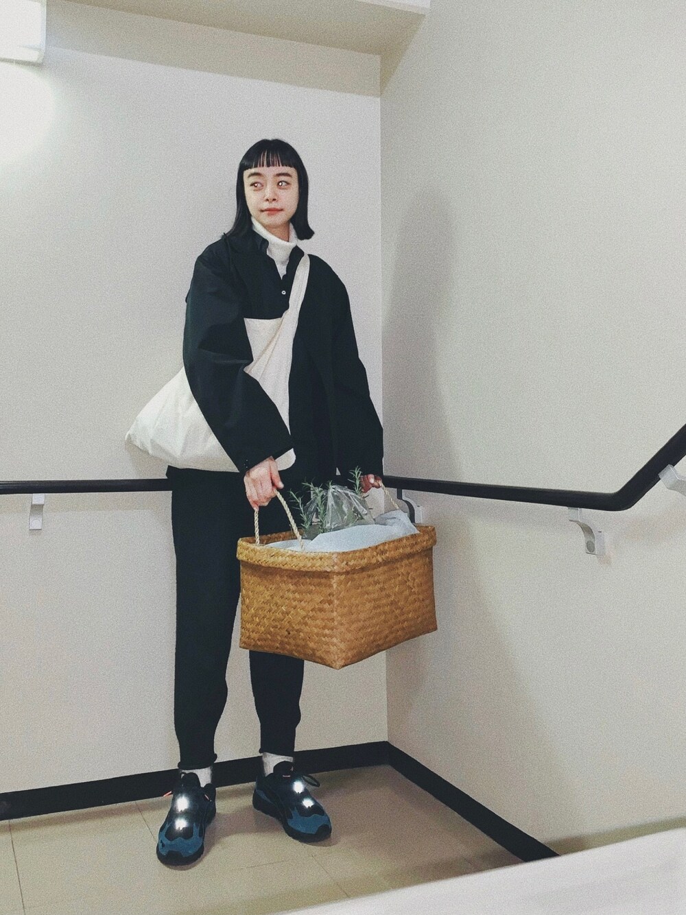 「モノトーン、シンプル、タートルネック、ニットパンツ、スニーカー、パンツスタイル、シンプルコーデ、ブラック、メンズライク、#パンツコーデ」｜「Banana Republicのレスポンシブルメリノ タートルネックセーター（ニット/セーター、ホワイト系）」を使った、Kanocoさん（レディース・170cm）の冬コーディネートの1枚目の写真