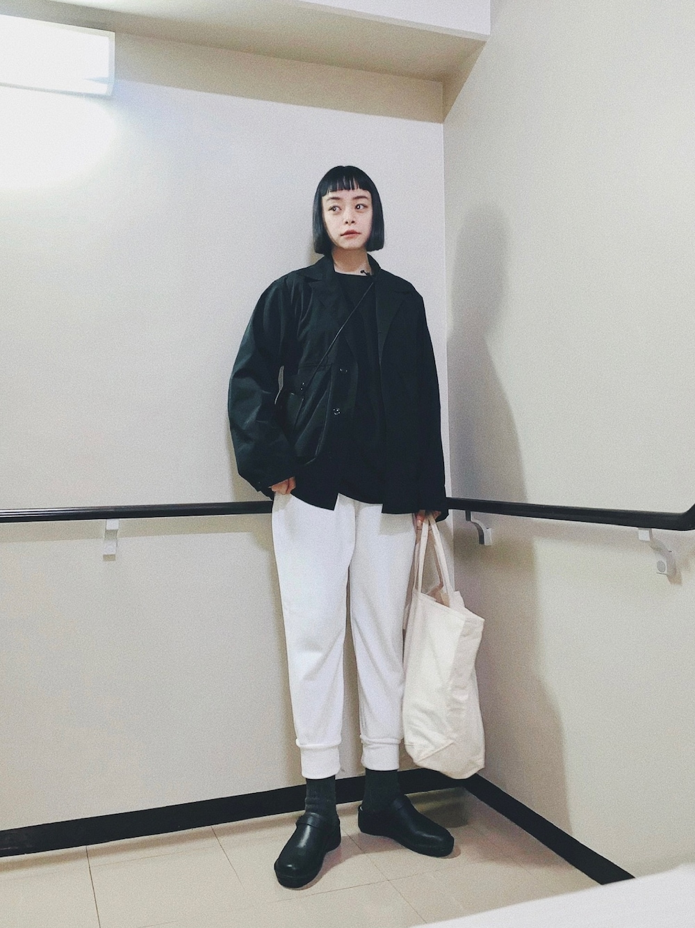 「シンプルコーデ、シンプル、モノトーン、白パンツ、オトナカジュアル、カジュアル、トートバッグ、サボ、ブラック、ラクチンコーデ」｜「N.HOOLYWOODのN.HOOLYWOOD 2018 SPRING & SUMMER COMPILE LINE BLOUSON（ブルゾン、ブラック系）」を使った、Kanocoさん（レディース・170cm）の春コーディネートの1枚目の写真