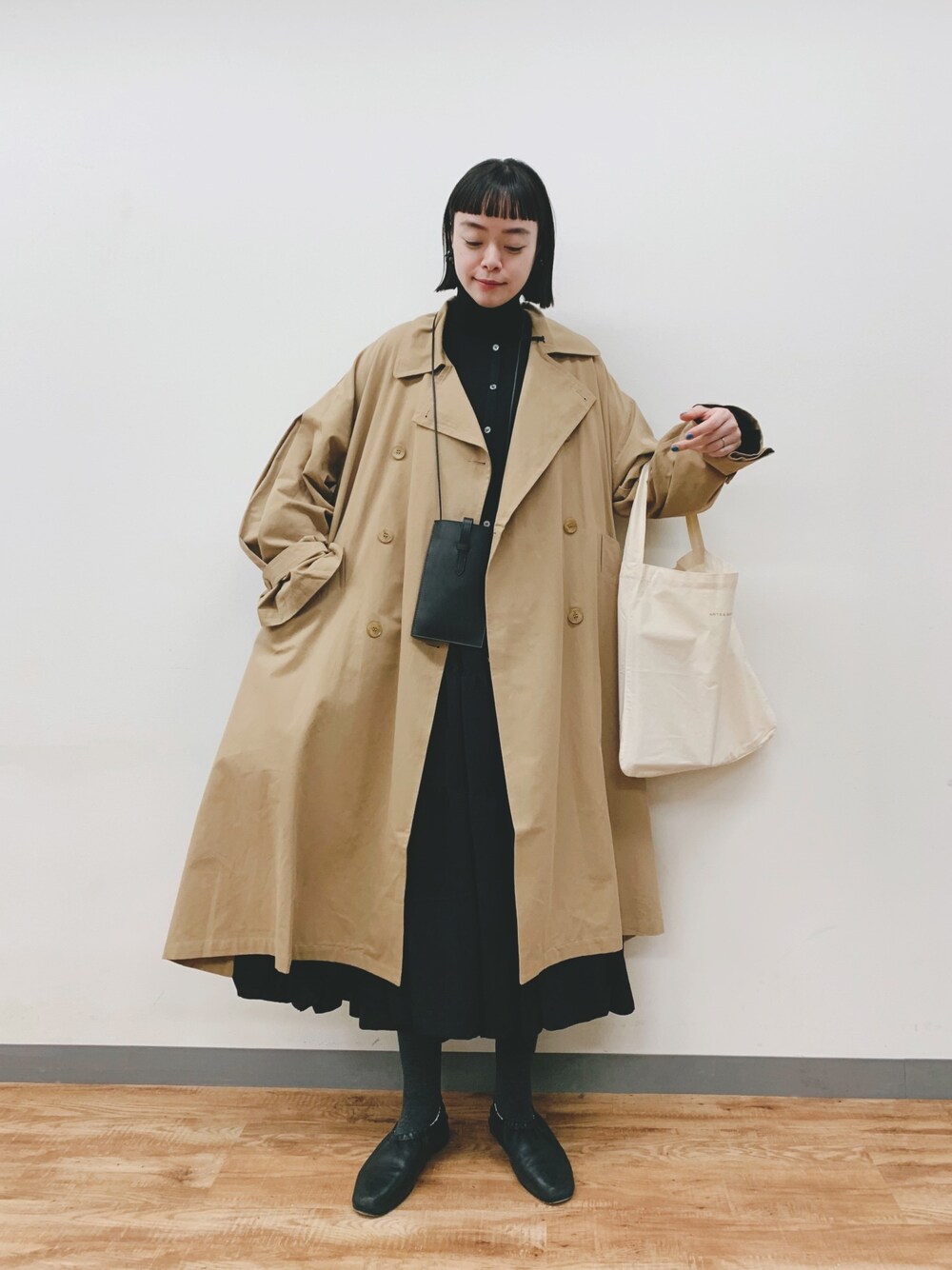「シンプル、ナチュラル、Libra、トレンチコート、ボリューム袖、ロングワンピース、ロングコート、ティアードワンピース、大人カジュアル、春アウター」｜「Libra Cueのティアードエアリーボリュームワンピース（ワンピース、ブラック系）」を使った、Kanocoさん（レディース・170cm）の春コーディネートの1枚目の写真