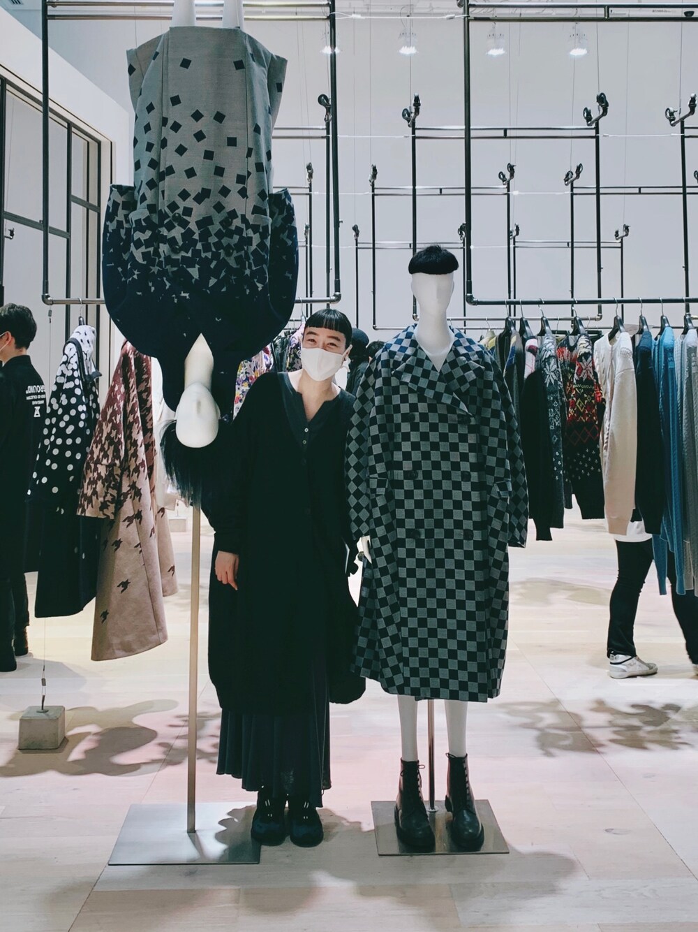 「シンプル、マキシ丈ワンピース、ロングカーディガン、ロングワンピース、ANREALAGE、シンプルコーデ、大人カジュアル、ワンピース×スニーカー、asics、スニーカー」｜「GALLARDAGALANTEのヘンリーネック切り替えワンピース【オンラインストア限定商品】（ワンピース、グレー系）」を使った、Kanocoさん（レディース・170cm）の春コーディネートの1枚目の写真