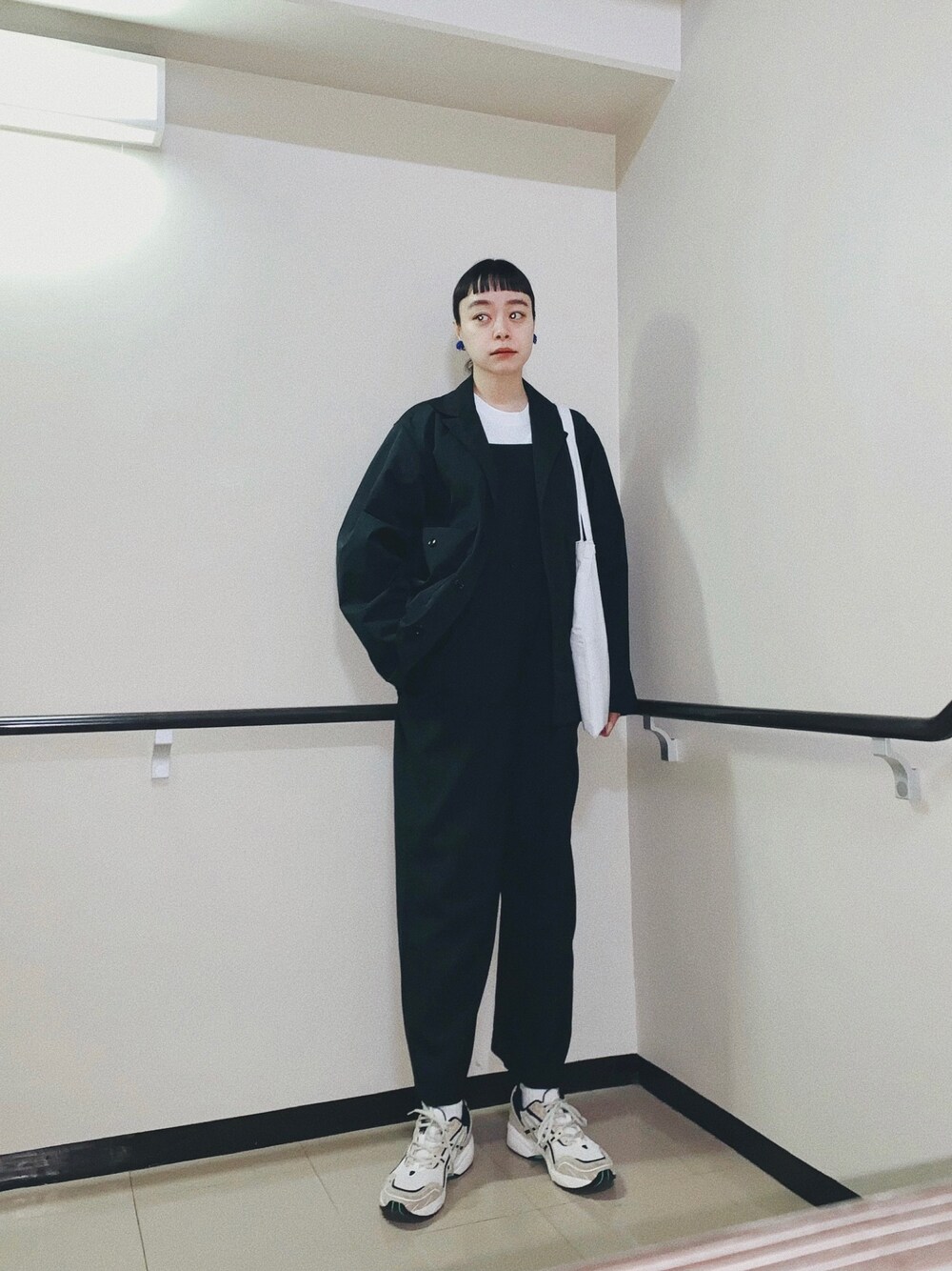 「サロペット、オールインワン、オールブラック、モノトーン、白Tシャツ、スニーカー、シンプル、メンズライク、ラフ、リラックススタイル」｜「HANESの【HANES/ヘインズ】ＵＮＤＩＥＳ　ＢＩＧ　Ｔ　ＨＷ１－Ｔ３０２　ビッグシルエットTシャツ　無地　ナロークルーネック/クルーネック（Tシャツ/カットソー、ホワイト系）」を使った、Kanocoさん（レディース・170cm）の春コーディネートの1枚目の写真