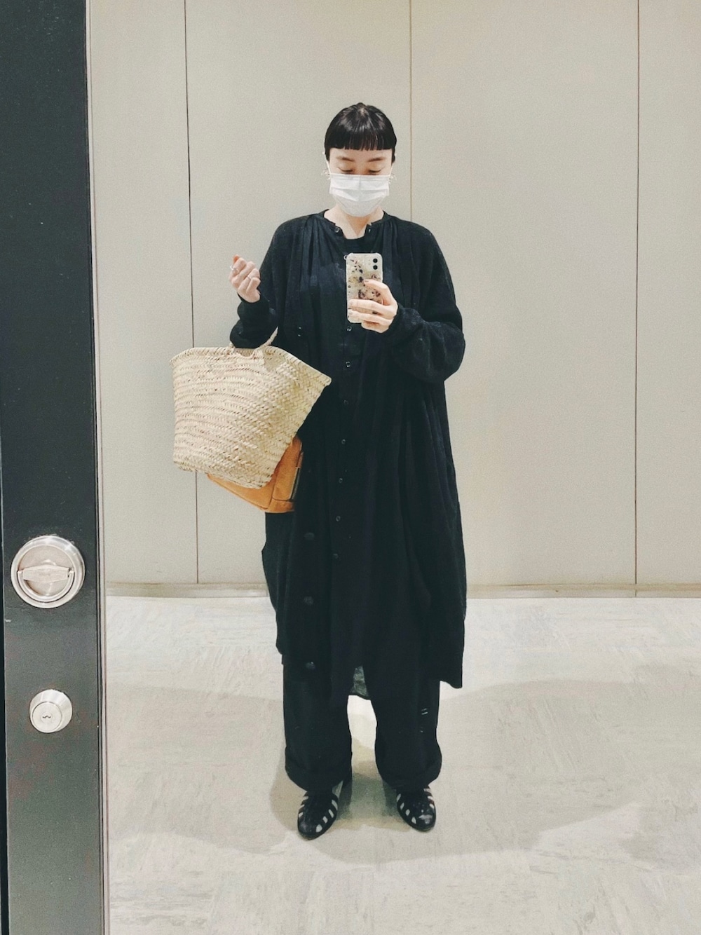 「春、パンツスタイル、大人カジュアル、オールブラック、ワントーンコーデ、かごバッグ、シンプル、ナチュラル、リネン、無印良品」｜「PUAL CE CINのリネンシャツワンピース（ワンピース、ブラック系）」を使った、Kanocoさん（レディース・170cm）の春コーディネートの1枚目の写真