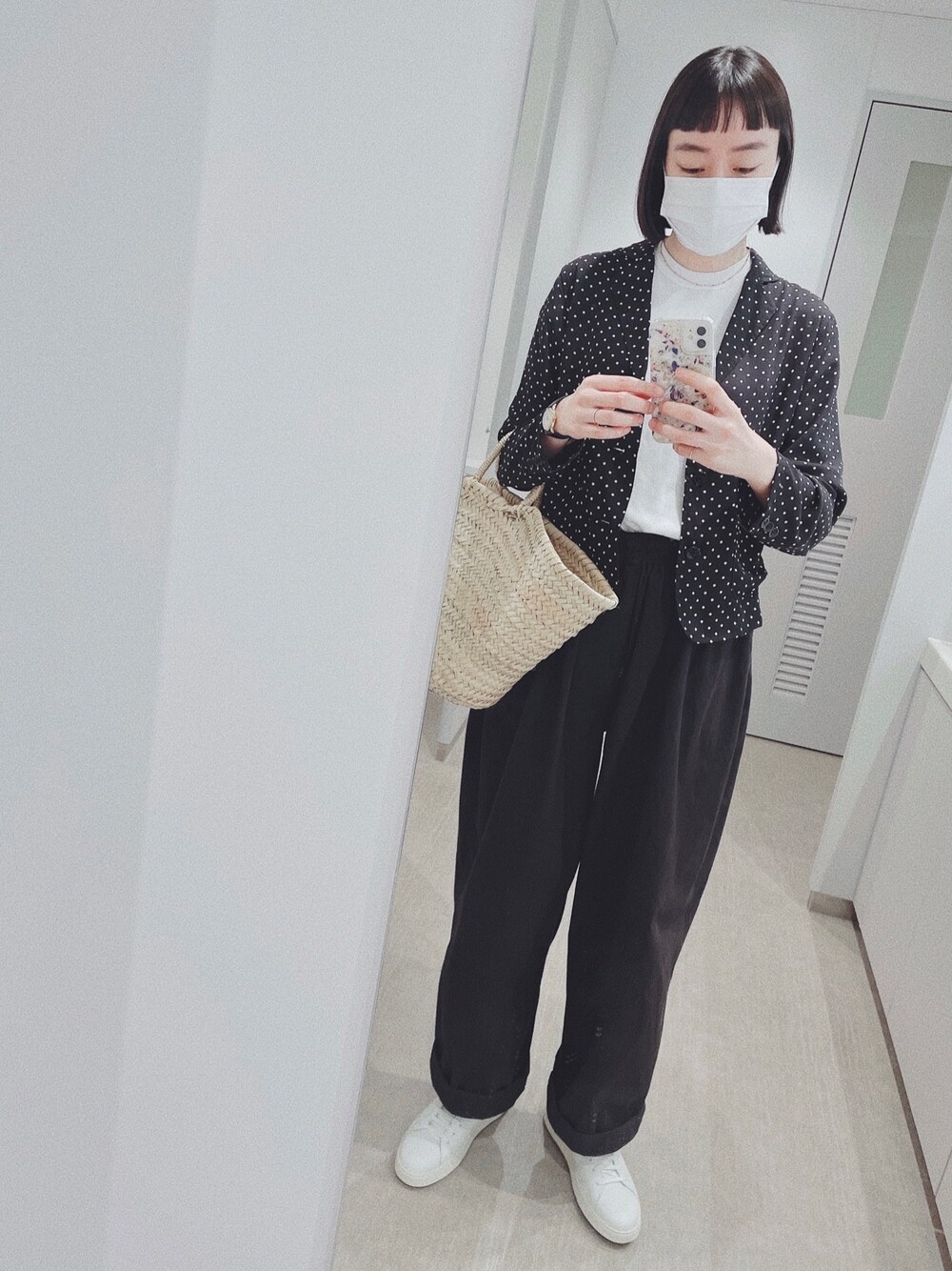 「オトナカジュアル、モノトーン、モノトーンコーデ、ジャケット、ドット、スニーカー、白Tシャツ、シンプル、春コーデ、かごバッグ」｜「FRAMeWORKの【GICIPI】RUBINOリラックスTシャツ◆（Tシャツ/カットソー、ホワイト系）」を使った、Kanocoさん（レディース・170cm）の春コーディネートの1枚目の写真