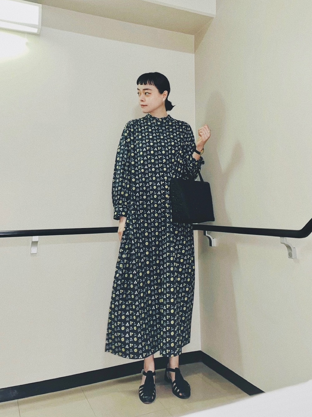 「カジュアル、ワンピース、花柄、花柄ワンピース、シャツワンピ、ロングワンピース、きれいめカジュアル、サンダル、シンプル、ナチュラル」｜「Pont de Chalonsのアイテム（ワンピース/ドレス、ブルー系）」を使った、Kanocoさん（レディース・170cm）の春コーディネートの1枚目の写真