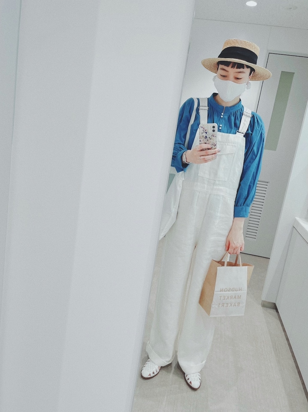 「シンプル、麦わら帽子、春夏コーデ、オーバーオール、サロペット、白サロペット、オールインワン、ナチュラル、ナチュラルスタイル、初夏コーデ」｜「田中帽子店のアイテム（帽子、ベージュ系）」を使った、Kanocoさん（レディース・170cm）の春コーディネートの1枚目の写真