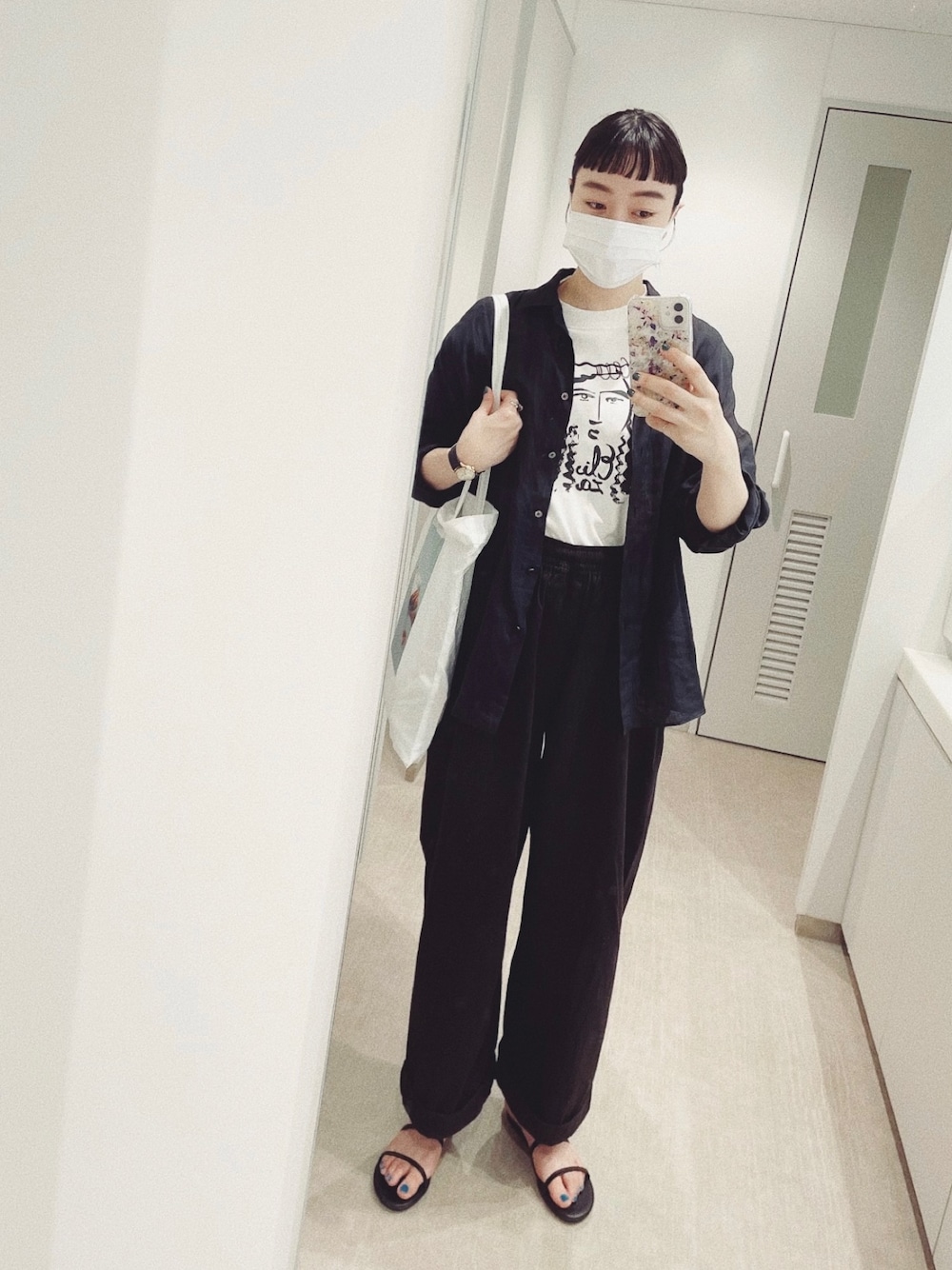 「カジュアル、シンプル、モノトーン、白Tシャツ、リネンシャツ、シャツスタイル、ワイドパンツ、サンダル、ブラックコーデ、オトナカジュアル」｜「ADIEU TRISTESSEのコラボドローイングTシャツ（Tシャツ/カットソー、ホワイト系）」を使った、Kanocoさん（レディース・170cm）の春コーディネートの1枚目の写真