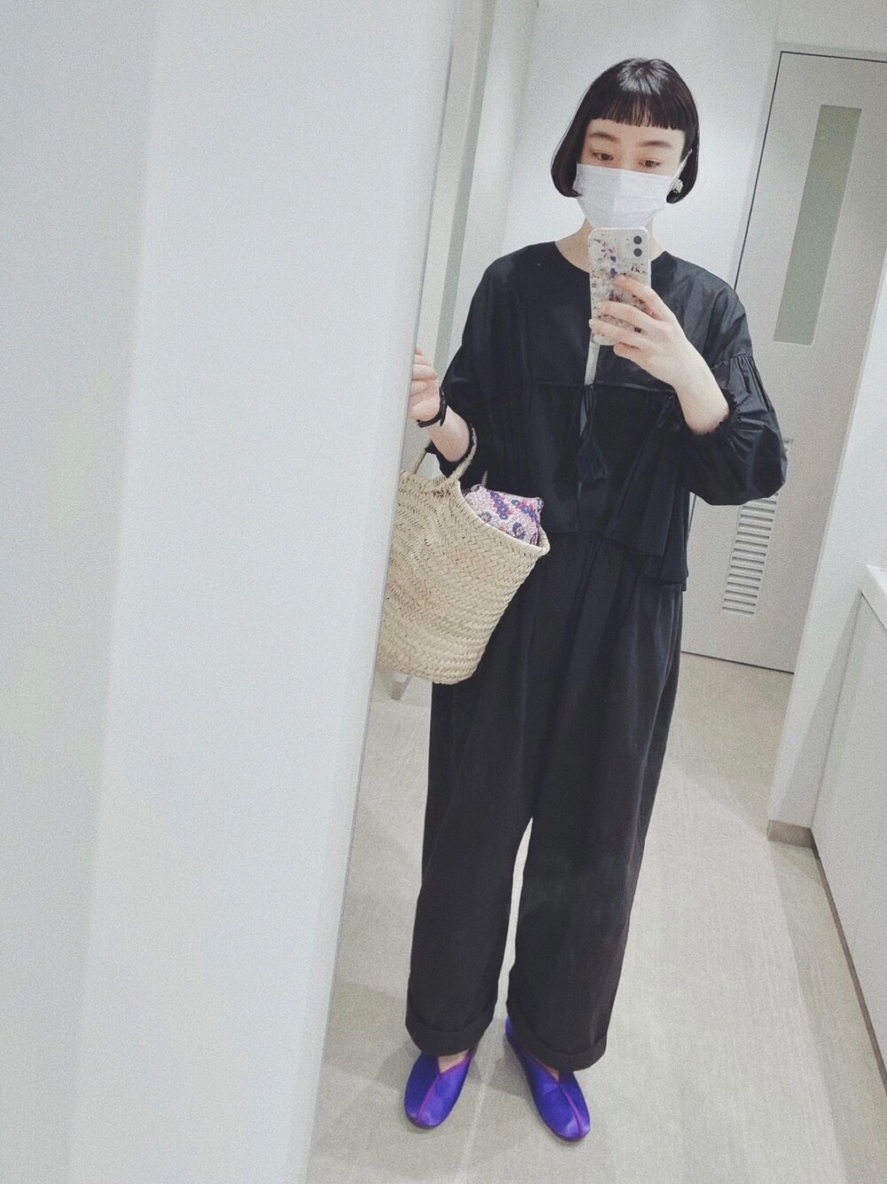 「大人コーデ、ブラック、シンプル、ワイドパンツ、かごバッグ、ナチュラル、シンプルコーデ、ブラウス、黒、チャイナシューズ」｜「haco!のブラウス感覚で着られる　ふんわりギャザー羽織り（シャツ/ブラウス、ブラック系）」を使った、Kanocoさん（レディース・170cm）の春コーディネートの1枚目の写真