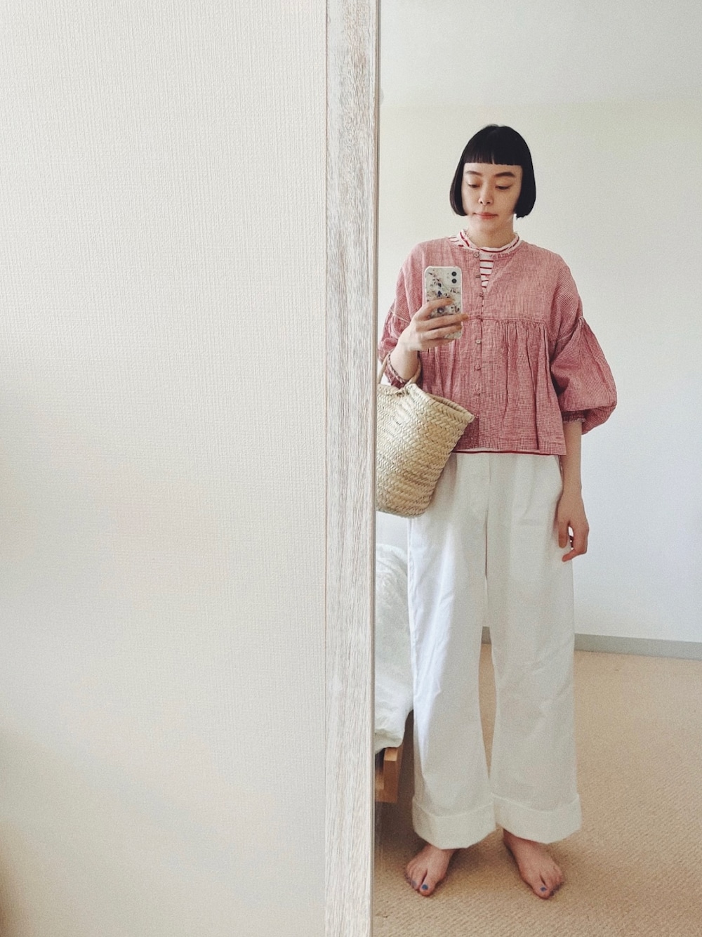 「パンツスタイル、大人カジュアル、リネン、ナチュラル、ナチュラルスタイル、ボリューム袖、リネンシャツ、白パンツ、かごバッグ、シンプル」｜「designsixのアイテム（ネックレス、ピンク系）」を使った、Kanocoさん（レディース・170cm）の夏コーディネートの1枚目の写真