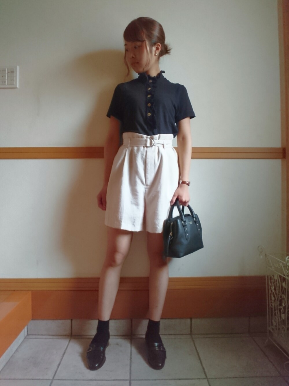 「ポロシャツ、ハイネック、ショートパンツ、ローファー、きれいめカジュアル、レトロ」｜「TORY BURCHのアイテム（ポロシャツ、ブルー系）」を使った、kiさん（レディース・159cm）の夏コーディネートの1枚目の写真