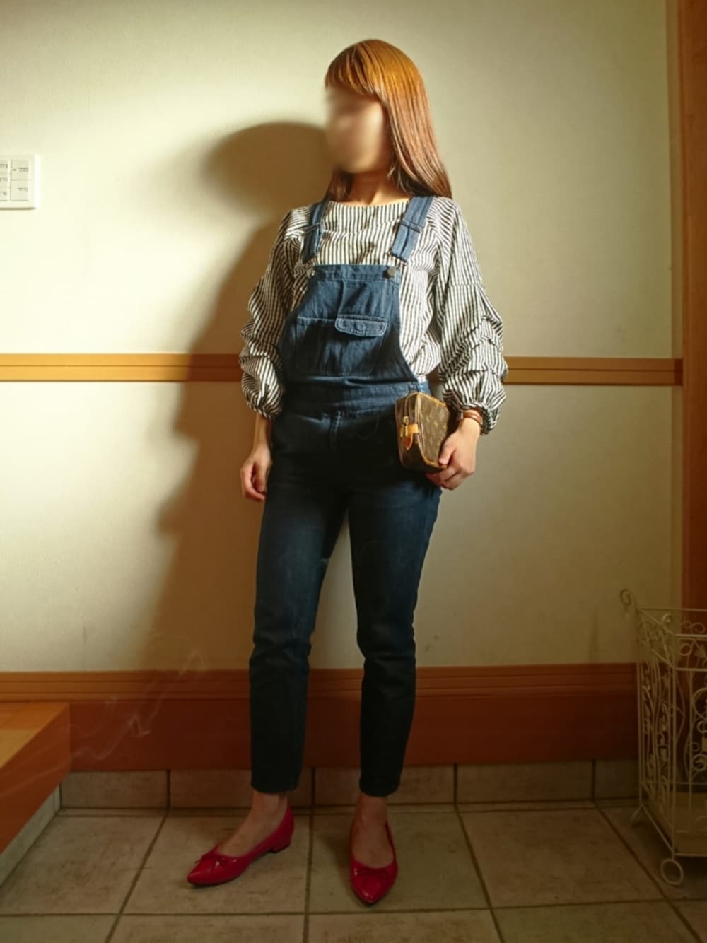 レッド系のバレエシューズ、ブラック系のシャツ/ブラウス、ブラウン系のショルダーバッグを着用したレディースの秋コーディネートの1枚目の写真