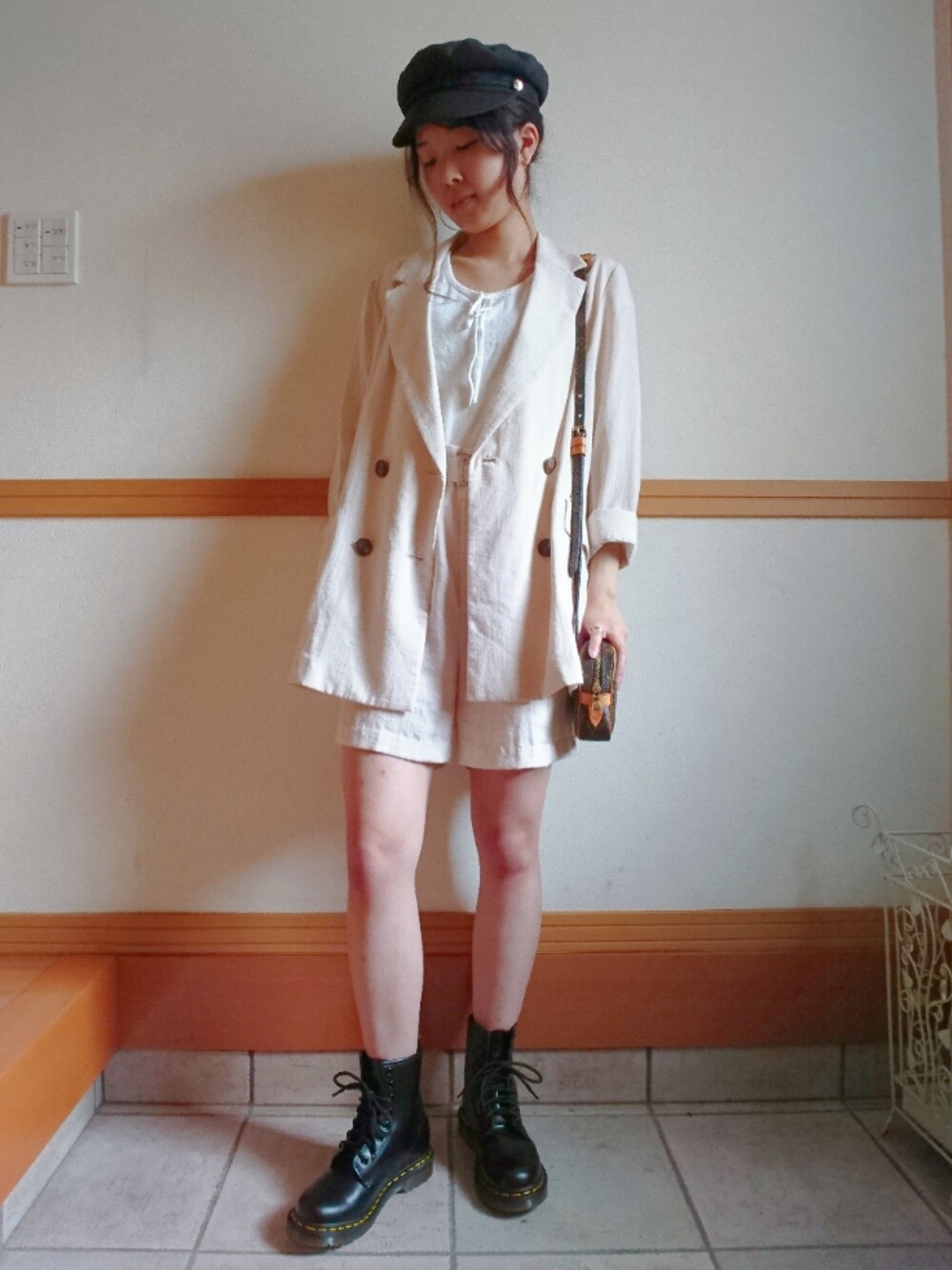 「キャスケット、セットアップ、テーラードジャケット、ショートパンツ、白Tシャツ、ショルダーバッグ、Dr.Martens、ホワイト、ワントーンコーデ、きれいめカジュアル」｜「Dr. Martensの【Dr.Martens/ドクターマーチン】R11821006 1460W 8EYE BOOT (エイトホールブーツ) WOMENS（ブーツ、ブラック系）」を使った、kiさん（レディース・159cm）の秋コーディネートの1枚目の写真