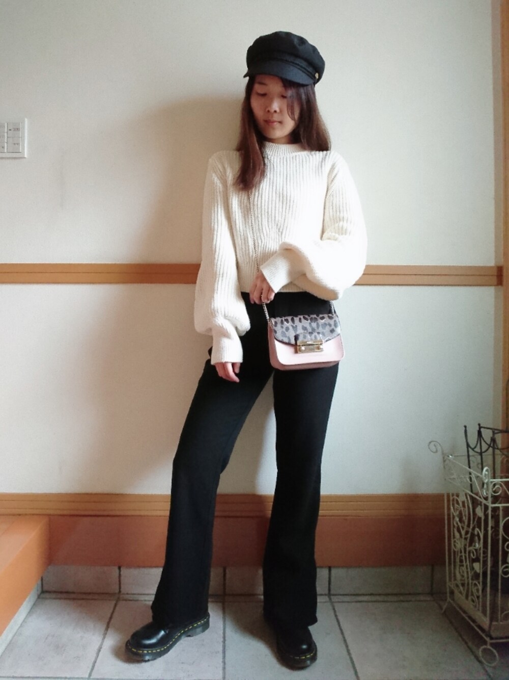 「キャスケット、白ニット、パフスリーブ、フレアパンツ、ショルダーバッグ、レオパード、Dr.Martens、シンプル、モノトーン、年末WEAR感謝祭」｜「OZOCのアイテム（キャスケット、ブラック系）」を使った、kiさん（レディース・159cm）の冬コーディネートの1枚目の写真