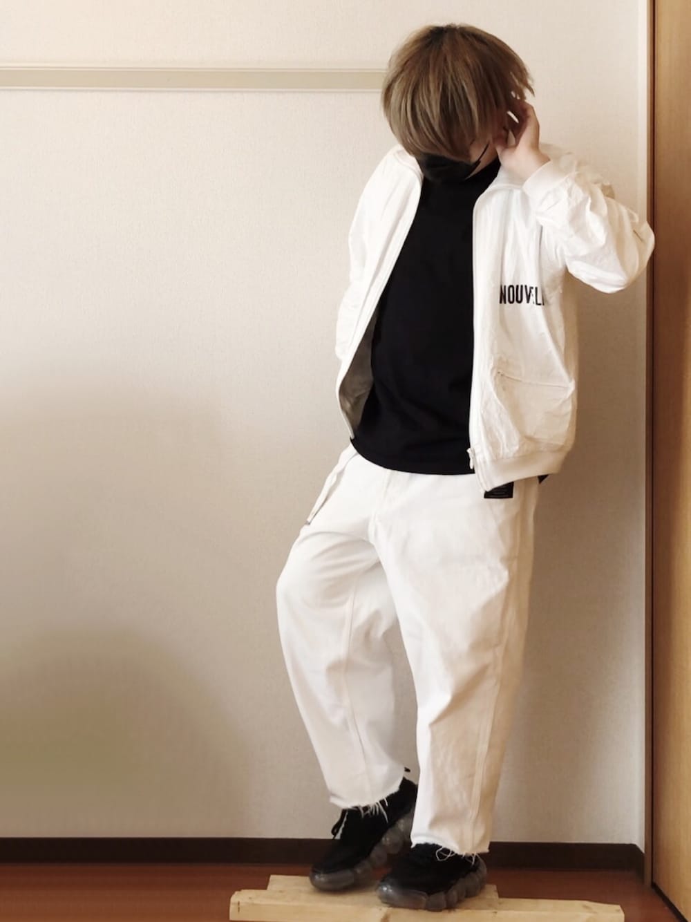 「シンプル、おしゃれさんと繋がりたい、カジュアルコーデ、モノトーン、いいね、save、フォローお願いします🤑、古着、Tシャツ、モノトーンコーデ、春夏コーデ、WEARカラオケ部」｜「ESSAYのアイテム（ブルゾン、ホワイト系）」を使った、△◯【WEARカラオケ・クレゲ部】さん（メンズ・173cm）の春コーディネートの1枚目の写真