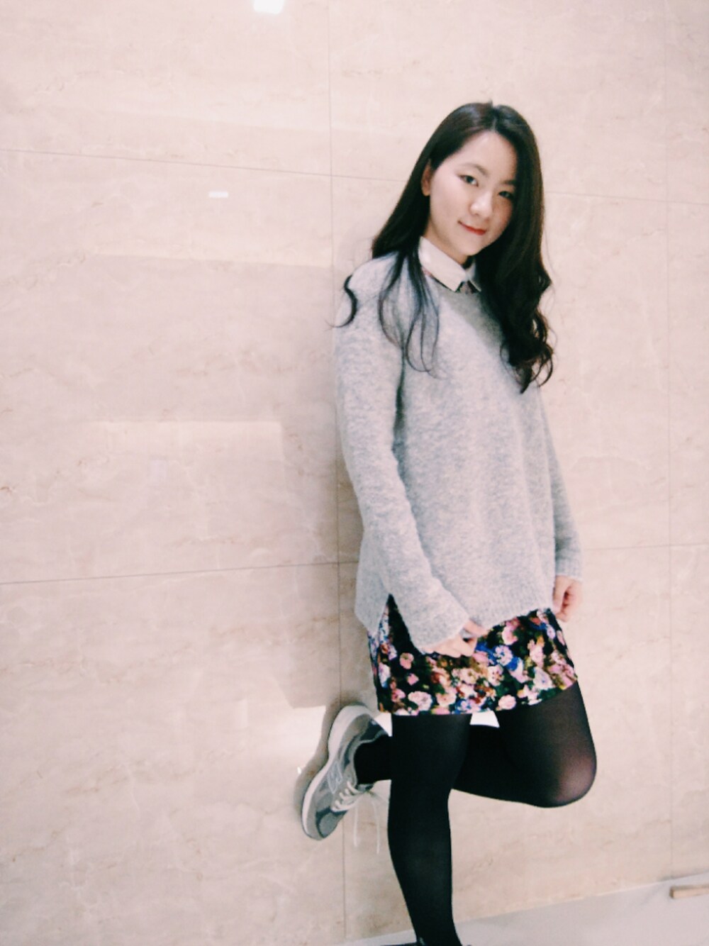 「ootd、hkgirl、Tuesday、Valentine's Day、girly、working style、floral、Floral print」｜「UNIQLOのアイテム（ニット/セーター、グレー系）」を使った、Yukariveraさん（レディース・166cm）の冬コーディネートの1枚目の写真