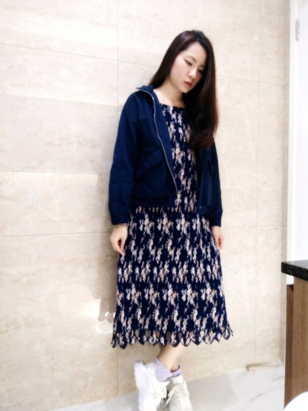 「springstyle2017、floral、floral dress、hkgirl、ootd、Wednesday、blue、working style、girly」｜「I love fridayのpleated cami dress in floral print（スカート、ブルー系）」を使った、Yukariveraさん（レディース・166cm）の春コーディネートの1枚目の写真