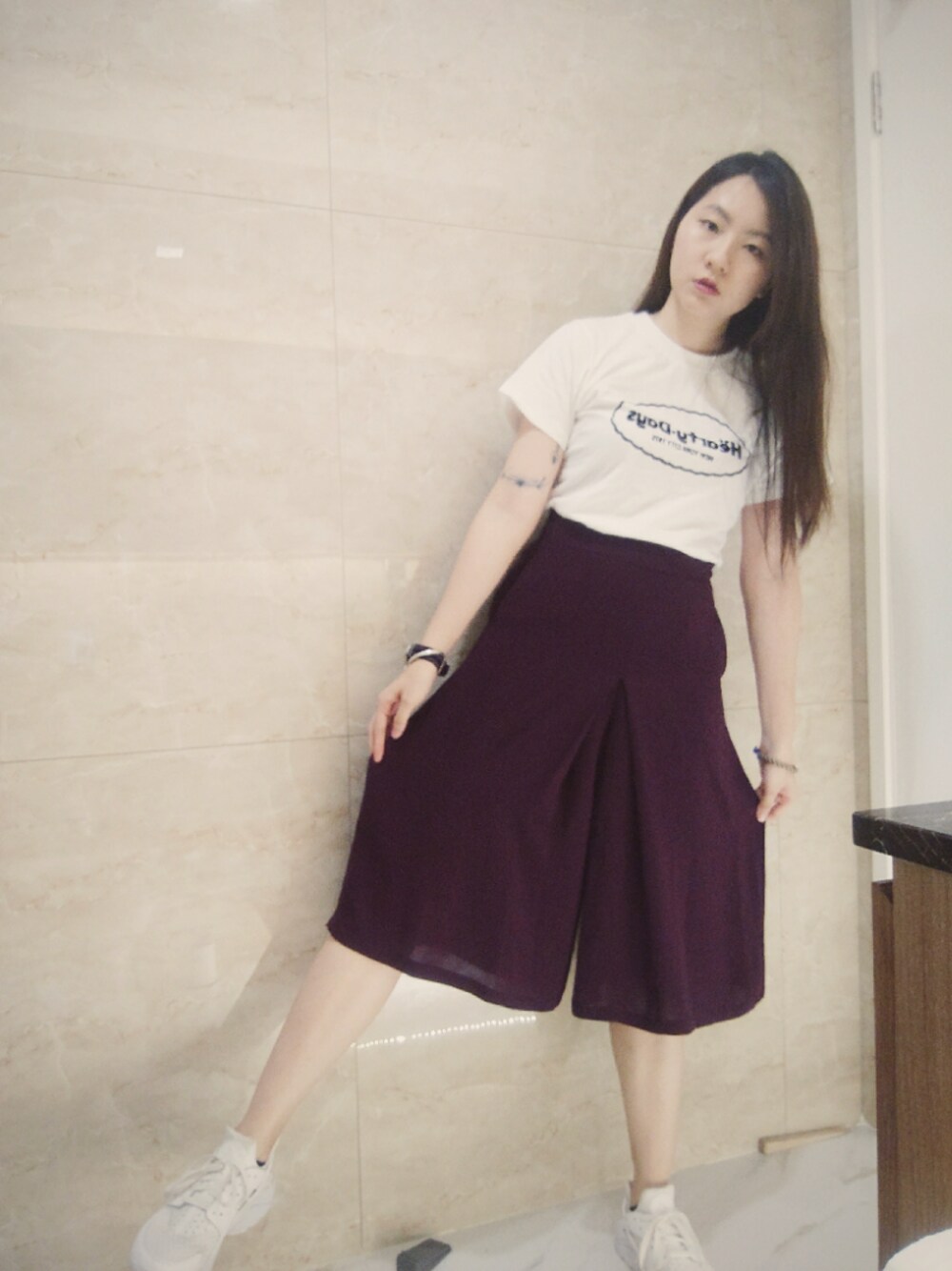 「monday、july、red、ootd、working style、hkgirl」｜「NIKEのNike Huarache（スニーカー、ホワイト系）」を使った、Yukariveraさん（レディース・166cm）の夏コーディネートの1枚目の写真