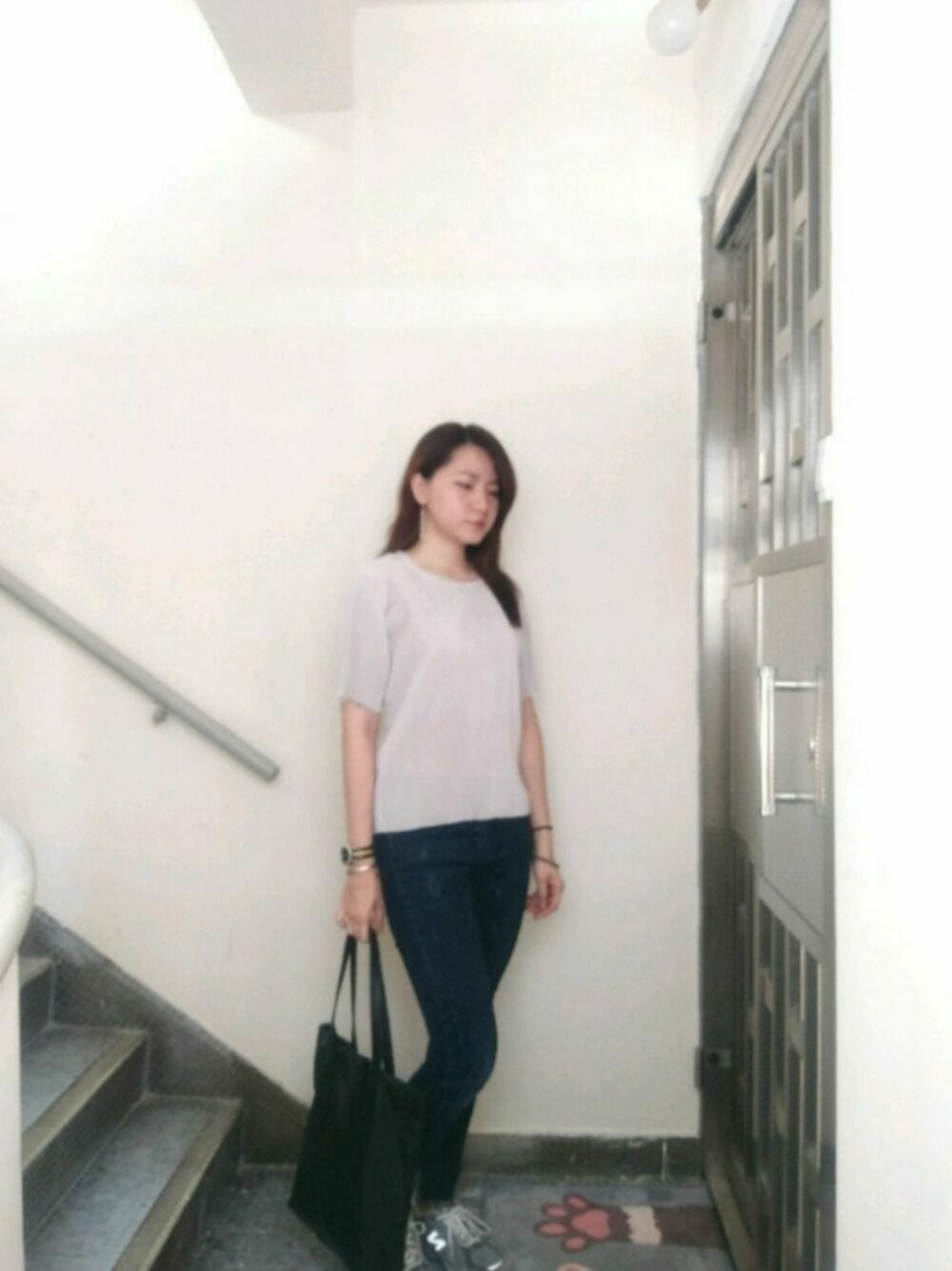 「working style、hkgirl、grey、September、ootd」｜「STARMIMIのアイテム（Tシャツ/カットソー、グレー系）」を使った、Yukariveraさん（レディース・166cm）の秋コーディネートの1枚目の写真