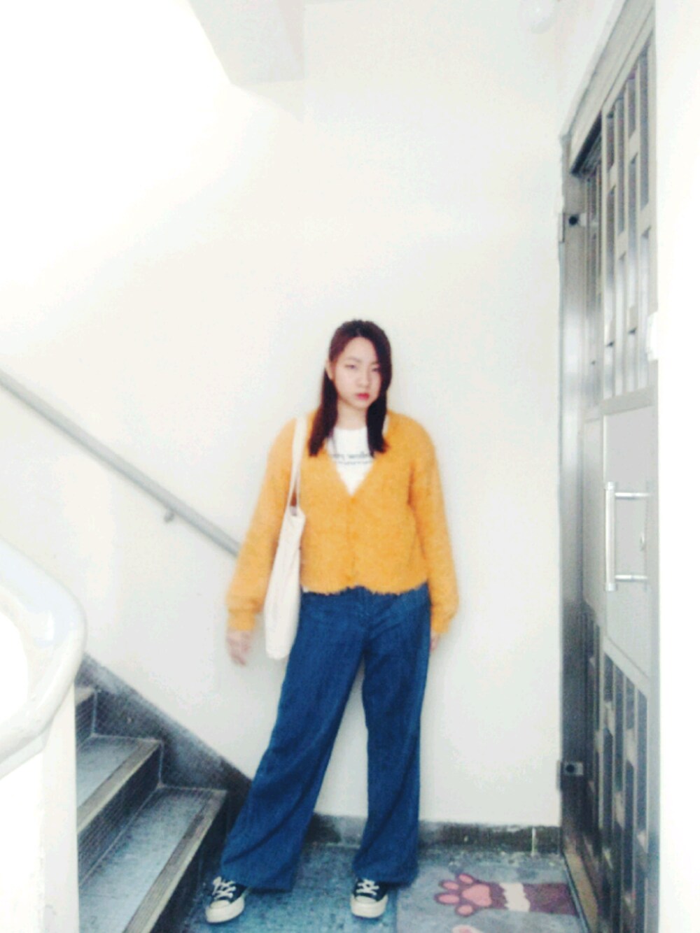 「ootd、yellow、秋のコーデ、hkgirl、working style、November、denim」｜「niko and...のアイテム（デニムパンツ、ブルー系）」を使った、Yukariveraさん（レディース・166cm）の秋コーディネートの1枚目の写真