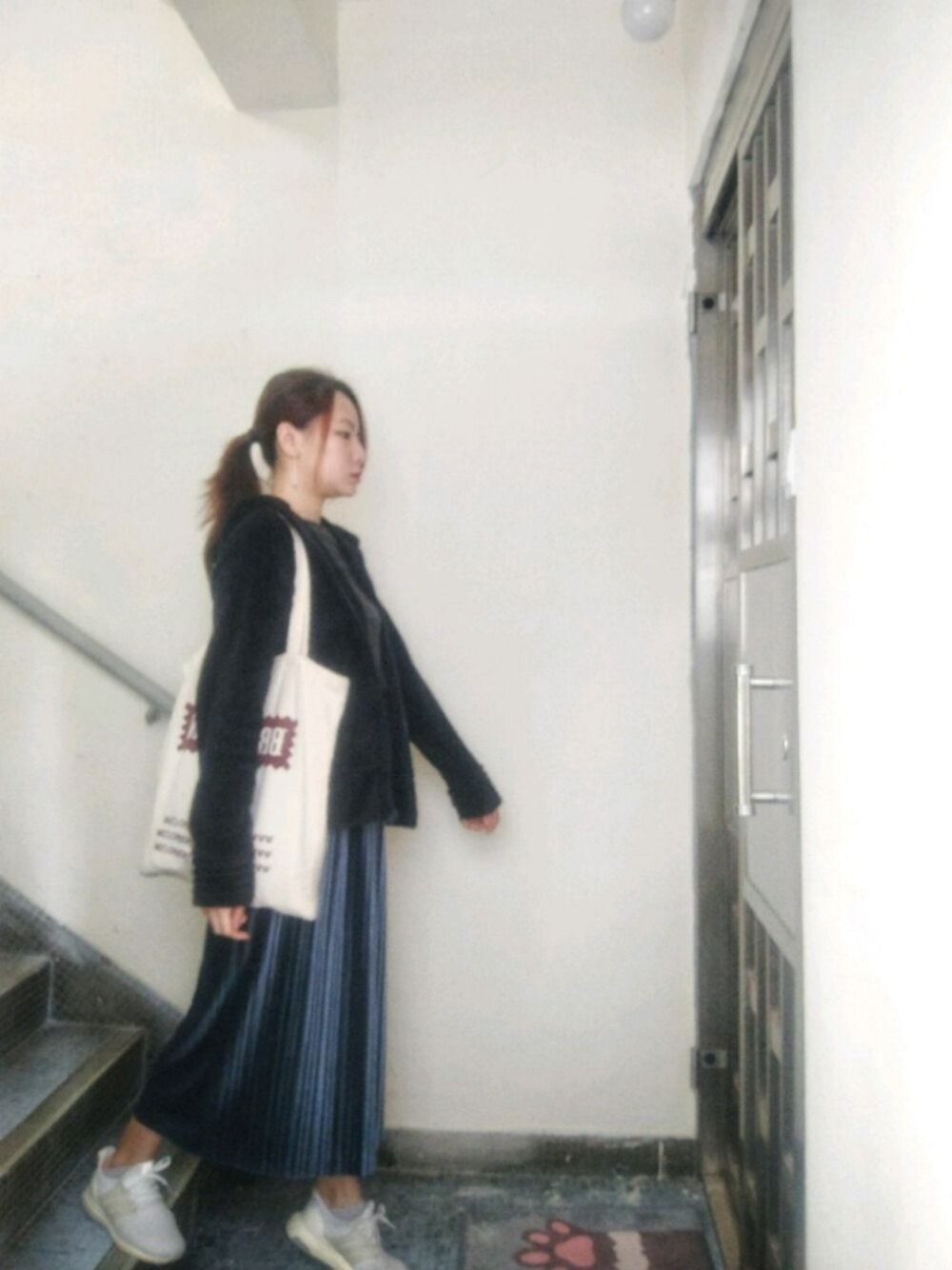 「Friday、ootd、blue、冬コーデ、MUJI、working style、hkgirl、December」｜「adidasのアイテム（スニーカー、ホワイト系）」を使った、Yukariveraさん（レディース・166cm）の冬コーディネートの1枚目の写真
