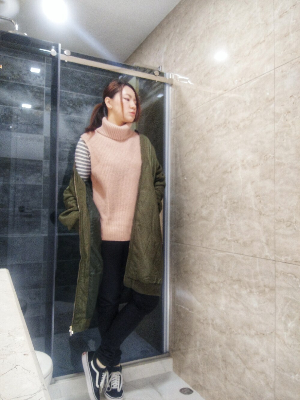 「Friday、dirty pink、ootd、VANS、working style、hkgirl、January、2018、trif、軍綠色」｜「UNIQLOのアイテム（ニット/セーター、ピンク系）」を使った、Yukariveraさん（レディース・166cm）の冬コーディネートの1枚目の写真