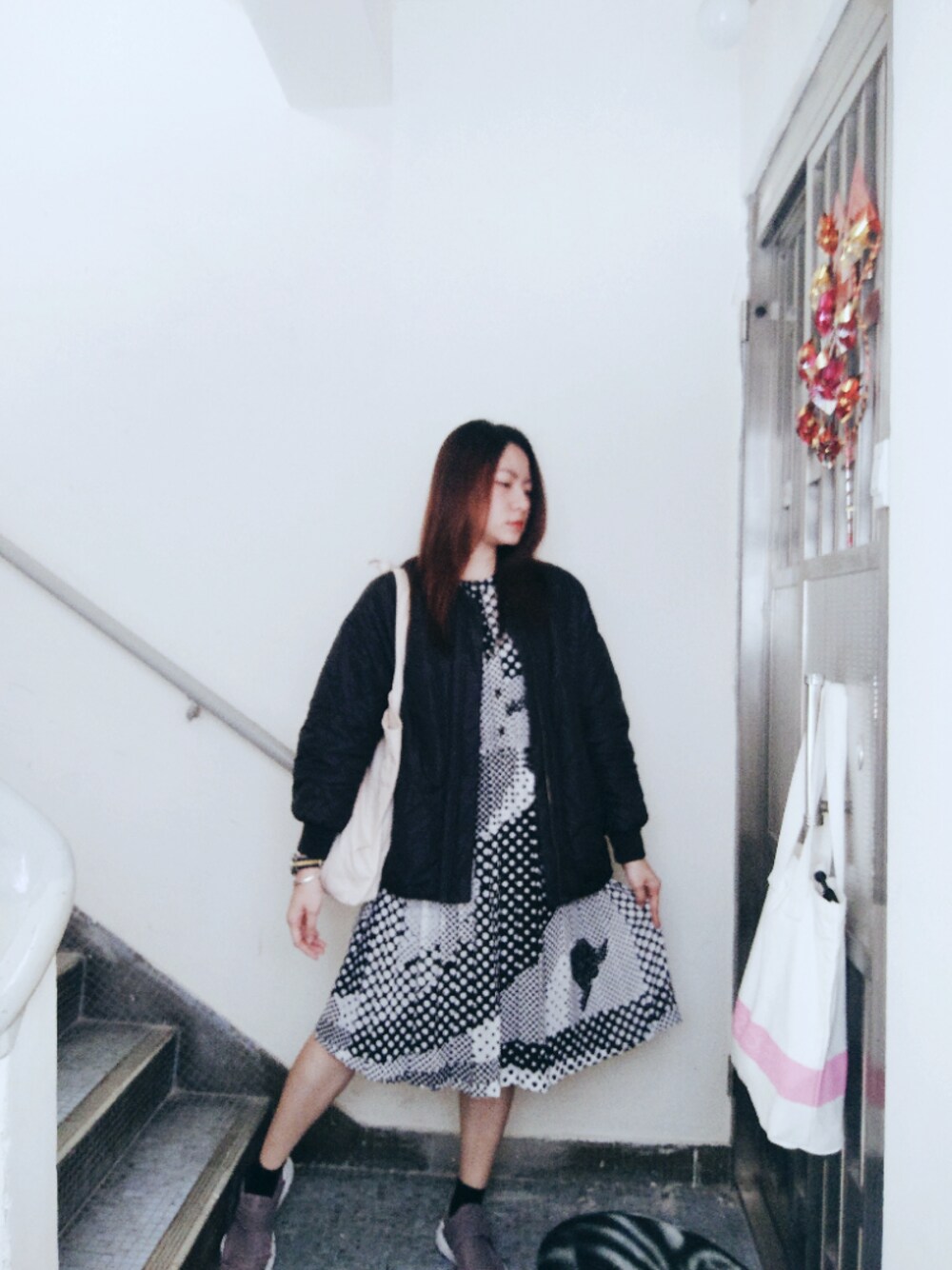 「ootd、black and white、vintage、second hand、onepiece、hkgirl、working style、March、春コーデ、30歳」｜「Vintage 2nd handのアイテム（ワンピース、ブラック系）」を使った、Yukariveraさん（レディース・166cm）の春コーディネートの1枚目の写真
