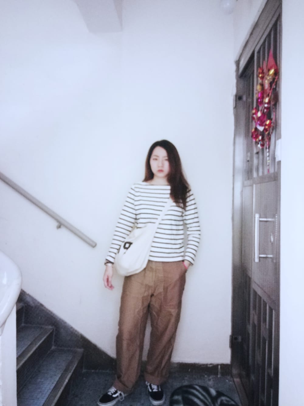 「條紋、boyish、男友風、working style、hkgirl、Saturday、夏、April」｜「UNIQLOのアイテム（Tシャツ/カットソー、ホワイト系）」を使った、Yukariveraさん（レディース・166cm）の春コーディネートの1枚目の写真