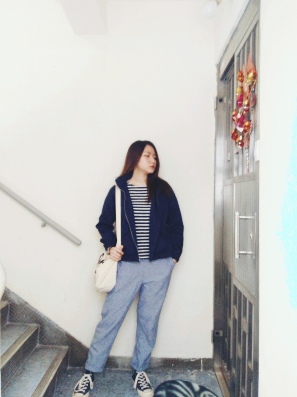 「blue on blue、blue tone、UNIQLO、Friday、working style、hkgirl」｜「UNIQLOのアイテム（チノパンツ、ブルー系）」を使った、Yukariveraさん（レディース・166cm）の春コーディネートの1枚目の写真
