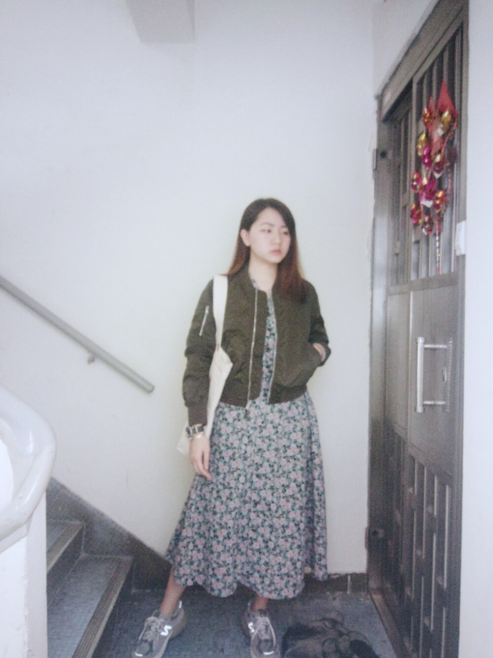 「wiwt、Saturday、working style、hkgirl、Floral print、秋のコーデ、November」｜「w closetのアイテム（ジャンパースカート、ブルー系）」を使った、Yukariveraさん（レディース・166cm）の秋コーディネートの1枚目の写真