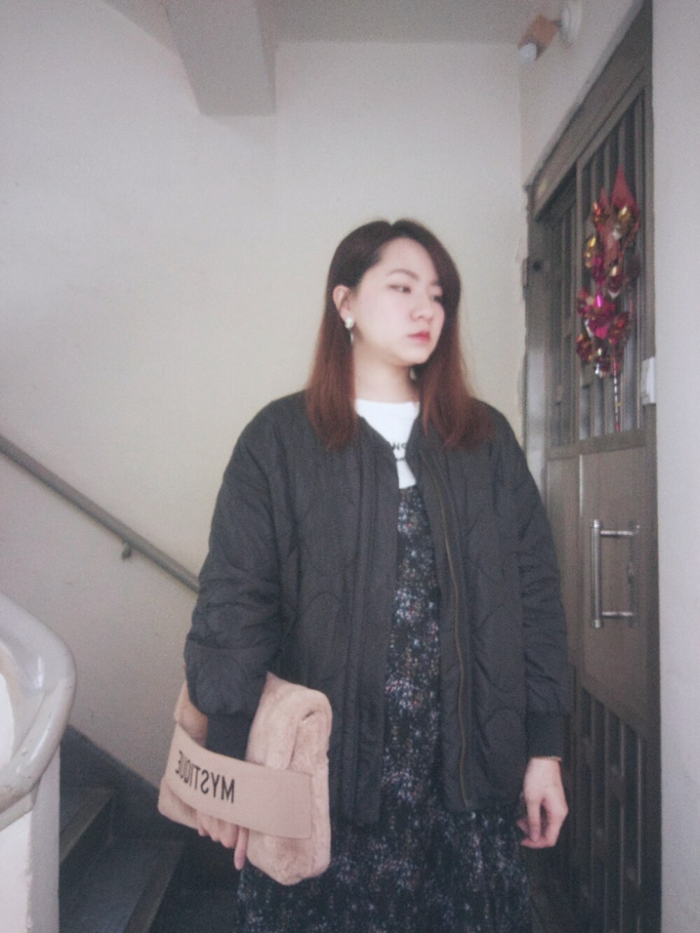 「wiwt、ootd、Saturday、working style、hkgirl、17度、秋のコーデ、冬コーデ、moussy、December」｜「VITA MINDのアイテム（ジャンパースカート、ブラック系）」を使った、Yukariveraさん（レディース・166cm）の冬コーディネートの1枚目の写真