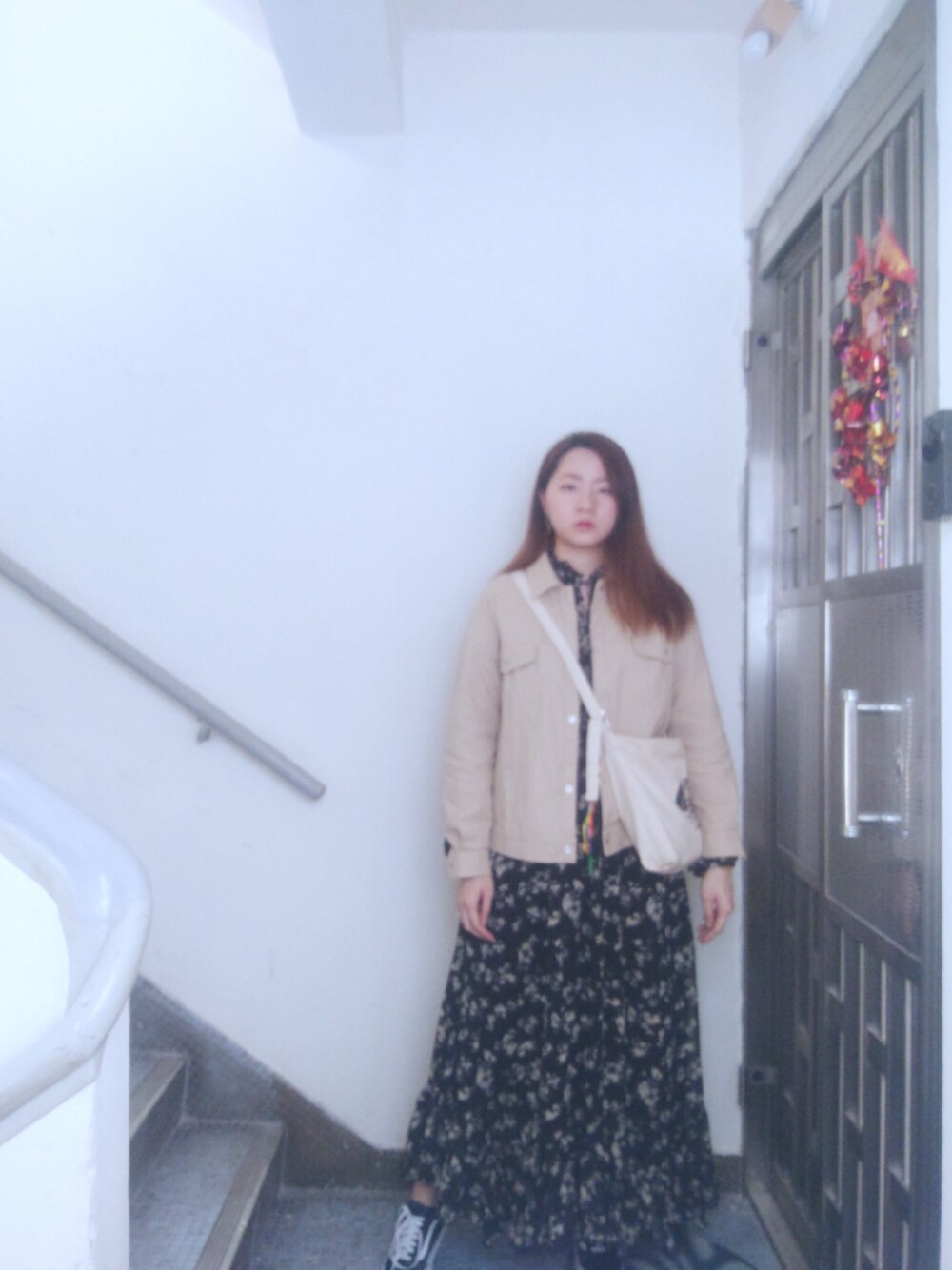 「wiwt、floral、floral dress、working style、hkgirl、March 2019、春コーデ、VANS、輕熟女」｜「iwingのアイテム（ブルゾン、ベージュ系）」を使った、Yukariveraさん（レディース・166cm）の春コーディネートの1枚目の写真